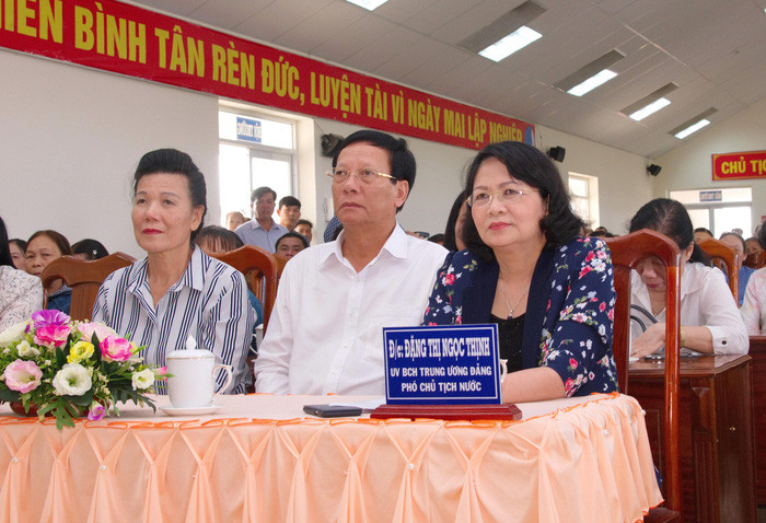 Phó Chủ tịch nước Đặng Thị Ngọc Thịnh (bìa phải) và Phó Chủ tịch Hội Liên hiệp Phụ nữ Việt Nam - bà Nguyễn Thị Tuyết (bìa trái) tại chương trình trao quà "Tết yêu thương". Phó Chủ tịch nước Đặng Thị Ngọc Thịnh (bìa phải) và Phó Chủ tịch Hội Liên hiệp Phụ nữ Việt Nam - bà Nguyễn Thị Tuyết (bìa trái) tại chương trình trao quà "Tết yêu thương".