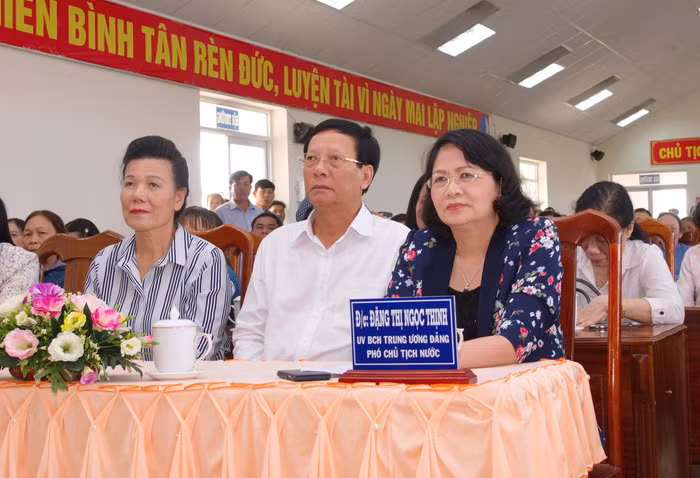 Phó Chủ tịch nước Đặng Thị Ngọc Thịnh (bìa phải) và Phó Chủ tịch Hội Liên hiệp Phụ nữ Việt Nam - bà Nguyễn Thị Tuyết (bìa trái) tại chương trình trao quà "Tết yêu thương".
