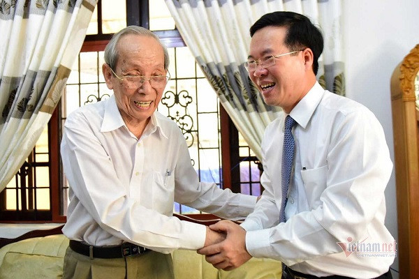 Đồng chí Võ Văn Thưởng, Ủy viên Bộ Chính trị, Trưởng ban Tuyên Giáo Trung ương đến thăm Giáo sư Trần Hồng Quân (Nguồn ảnh: vietnamnet). Đồng chí Võ Văn Thưởng, Ủy viên Bộ Chính trị, Trưởng ban Tuyên Giáo Trung ương đến thăm Giáo sư Trần Hồng Quân (Nguồn ảnh: vietnamnet).