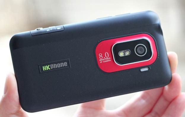 Máy sở hữu camera 8.0MPx với khả năng lấy nét tự động.