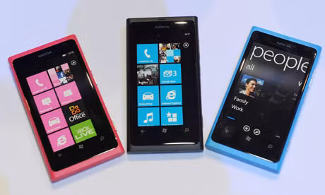 Nokia Lumia 800: Lumia 800 có thiết kế nguyên khối. Mặt sau tích hợp camera 8 megapixel, ống kính Carl Zeiss. Màn hình ClearBlack AMOLED 3,7 inch, độ phân giải 800 x 480 pixel.Máy dùng chip đơn nhân bộ vi xử lý 1,4 GHz, RAM 512 MB. Bộ nhớ trong 16 GB.