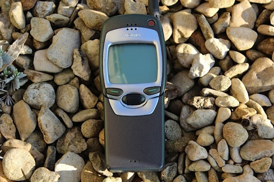 Thể hiện phong cách “quả chuối” linh hoạt, Nokia 7110 sở hữu bàn phím trượt chắc chắn, danh ba "khủng" chứa 1.000 số, âm thanh nghe gọi sướng tai... Với tổng trọng lượng 141 gram, việc cầm nắm Nokia 7110 trên tay rất thoải mái và độ bền đáng kinh ngạc theo thời gian. Thể hiện phong cách “quả chuối” linh hoạt, Nokia 7110 sở hữu bàn phím trượt chắc chắn, danh ba "khủng" chứa 1.000 số, âm thanh nghe gọi sướng tai... Với tổng trọng lượng 141 gram, việc cầm nắm Nokia 7110 trên tay rất thoải mái và độ bền đáng kinh ngạc theo thời gian.