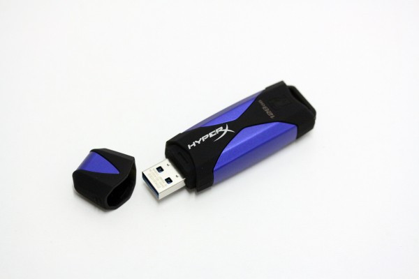Lưu trữ USB Kingston DataTraveler HyperX 3.0: Thuộc dòng bút lưu trữ cao cấp của Kingston, trang bị chuẩn giao tiếp USB 3.0 cùng dung lượng 64GB. Tốc độ đọc trung bình đo qua cổng USB 3.0 đạt 221,2MB/s, cao hơn 7 lần so với cổng USB 2.0. Giá tham khảo: 3,131 triệu đồng Lưu trữ USB Kingston DataTraveler HyperX 3.0: Thuộc dòng bút lưu trữ cao cấp của Kingston, trang bị chuẩn giao tiếp USB 3.0 cùng dung lượng 64GB. Tốc độ đọc trung bình đo qua cổng USB 3.0 đạt 221,2MB/s, cao hơn 7 lần so với cổng USB 2.0. Giá tham khảo: 3,131 triệu đồng