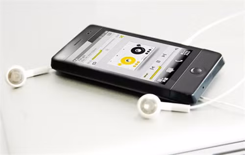 Qmobile P11: Sản phẩm có màn hình cảm ứng rộng 3,5 inch, camera 3,2MP có hỗ trợ quay phim, tích hợp mạng xã hội, một số ứng dụng Java và có đầy đủ kết nối Wi-Fi, Bluetooth, GPRS/EDGE. Model sử dụng 2 sim 2 sóng. Giá tham khảo: 1,99 triệu đồng.