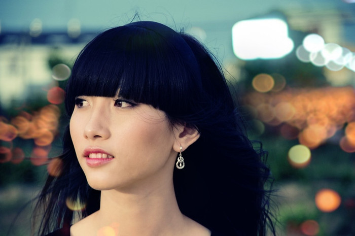 Tú Phụng là một học sinh có thành tích khá tốt trong trường và là một cô gái yêu thích sự giản đơn