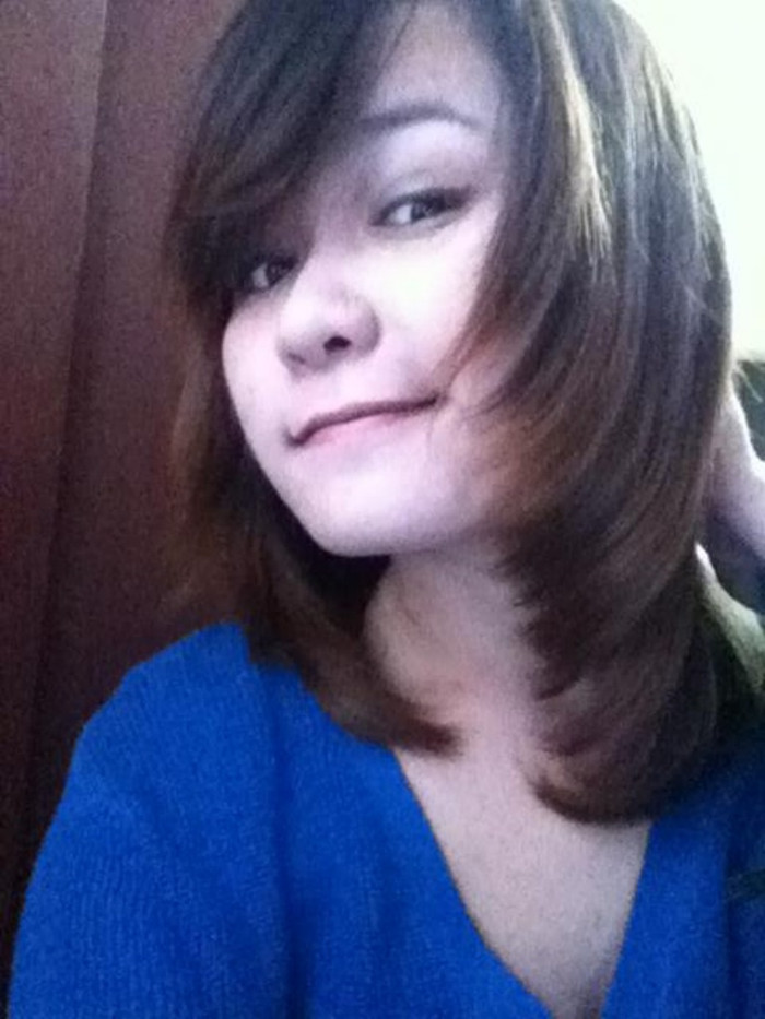 Là người rất yêu đời và lạc quan, có sở thích đi mua sắm và nghe nhạc.