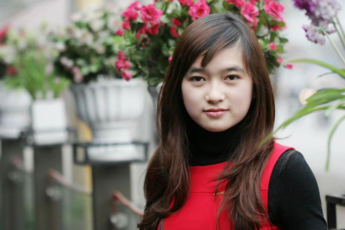 Tôi là một cô bé rất thích chơi thể thao, môn thể thao tôi yêu thích là cầu lông.