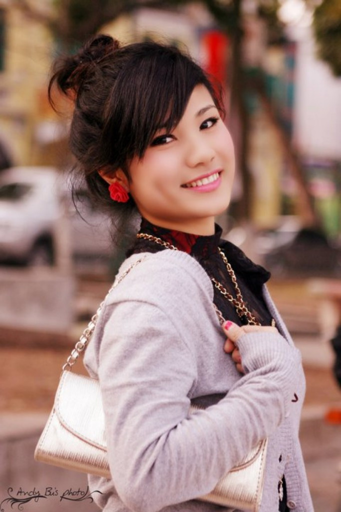 Đối với em, mỗi lần chụp ảnh là ta lại được hóa thân vào mỗi một tâm trạng khác nhau, đa dạng và hết sức phong phú, nó còn truyền tải những cảm xúc khác nhau thông qua mỗi bức ảnh mà ta thể hiện được qua gương mặt, ánh mắt, nụ cười..