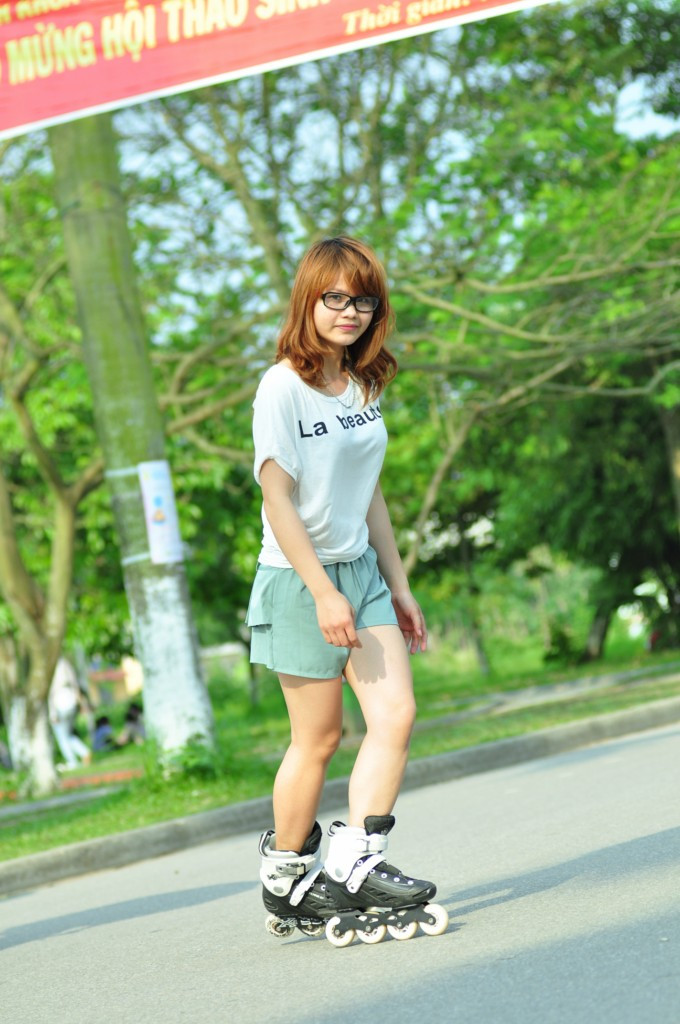 Tôi là một người năng động. Tôi yêu thể thao, ca hát và múa. Tôi đặc biệt thích trượt pa-tin và tôi đang cố gắng tập luyện để có thể thi đấu trong nước. Tôi rất muốn làm quen với các bạn có cùng niềm đam mê pa-tin giống tôi.