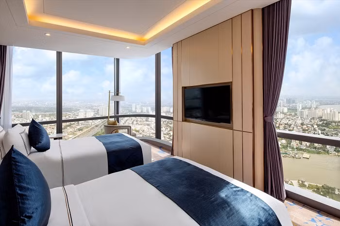 Tầm nhìn khoáng đạt bao quát khung cảnh thành phố ở độ cao hàng trăm mét từ phòng nghỉ khách sạn Vinpearl Luxury Landmark81.