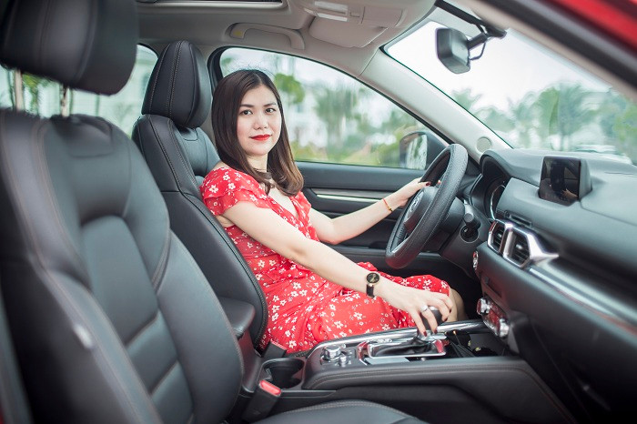 Chị Trang (32 tuổi - Hà Tĩnh) đang sở hữu Mazda CX-5 màu đỏ cao cấp. Chị Trang (32 tuổi - Hà Tĩnh) đang sở hữu Mazda CX-5 màu đỏ cao cấp.