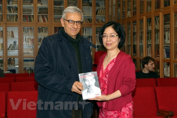 Dịch giả Andrea Catone tặng cuốn sách 'Hồ Chí Minh-Chủ nghĩa yêu nước và Chủ nghĩa quốc tế' cho Đại sứ Nguyễn Thị Bích Huệ. (Ảnh: Ngự Bình/Vietnam+). Dịch giả Andrea Catone tặng cuốn sách 'Hồ Chí Minh-Chủ nghĩa yêu nước và Chủ nghĩa quốc tế' cho Đại sứ Nguyễn Thị Bích Huệ. (Ảnh: Ngự Bình/Vietnam+).