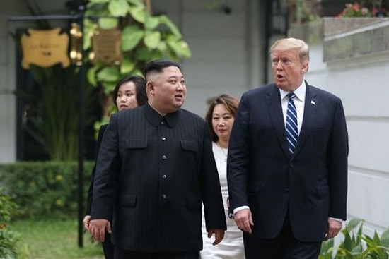 Chủ tịch Kim Jong-un (trái) và Tổng thống Donald Trump cùng nhau đi dạo trong khuôn viên khách sạn Metropole tại Hà Nội (Ảnh: Reuters). Chủ tịch Kim Jong-un (trái) và Tổng thống Donald Trump cùng nhau đi dạo trong khuôn viên khách sạn Metropole tại Hà Nội (Ảnh: Reuters).