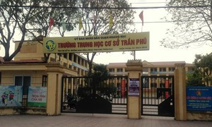 Trường trung học cơ sở Trần Phú, quận Hoàng Mai nơi nghi xảy ra vụ việc thầy giáo dạy Toán lạm dụng tình dụng nhiều nam học sinh (Ảnh: Công Tiến). Trường trung học cơ sở Trần Phú, quận Hoàng Mai nơi nghi xảy ra vụ việc thầy giáo dạy Toán lạm dụng tình dụng nhiều nam học sinh (Ảnh: Công Tiến).