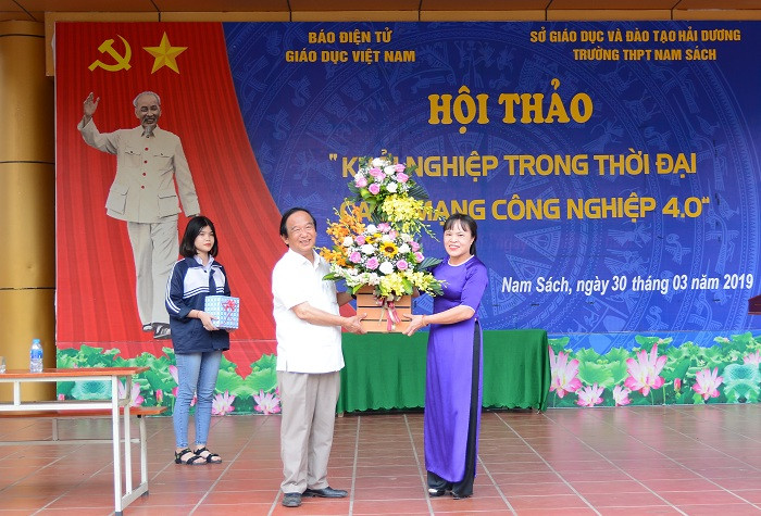 Cô Nguyễn Thị Thúy Hà - Bí thư chi bộ, Hiệu trưởng Trường trung học phổ thông Nam Sách đã có lẵng hoa tươi thắm cảm ơn Giáo sư, Nhà giáo nhân dân Nguyễn Lân Dũng và Ban tổ chức buổi hội thảo. Ảnh: Công Tiến. Cô Nguyễn Thị Thúy Hà - Bí thư chi bộ, Hiệu trưởng Trường trung học phổ thông Nam Sách đã có lẵng hoa tươi thắm cảm ơn Giáo sư, Nhà giáo nhân dân Nguyễn Lân Dũng và Ban tổ chức buổi hội thảo. Ảnh: Công Tiến.