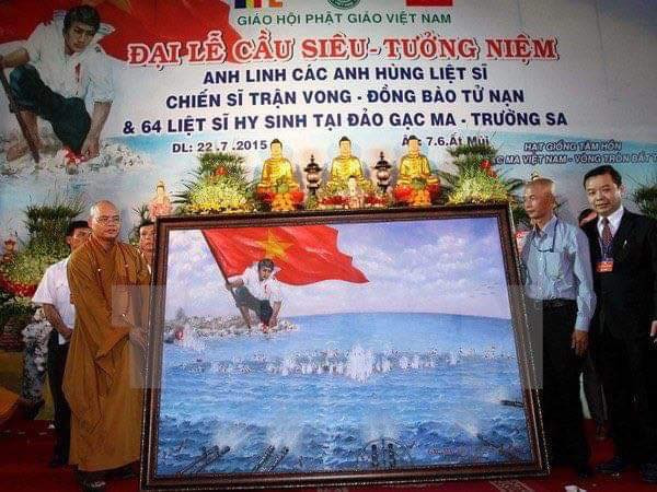 Anh Phước (bìa phải) trong đêm đấu giá chính thức bức tranh lịch sử ‘ Hạt Giống Tâm Hồn - Gạc Ma - Vòng Tròn Bất Tử’ giúp đỡ 64 gia đình liệt sĩ hy sinh ở Gạc Ma tại chùa Vĩnh Nghiêm 22/7/2015. Chương trình chưa từng có lần đầu tiên này đã lấy đi nước mắt biết bao người trong đó có những thân nhân 64 gia đình liệt sĩ Gạc Ma khi được chính thức xem đoạn clip các chiến sĩ Việt Nam bị bắn chết bằng súng máy và pháo hạ nòng do Trung Quốc quay được.