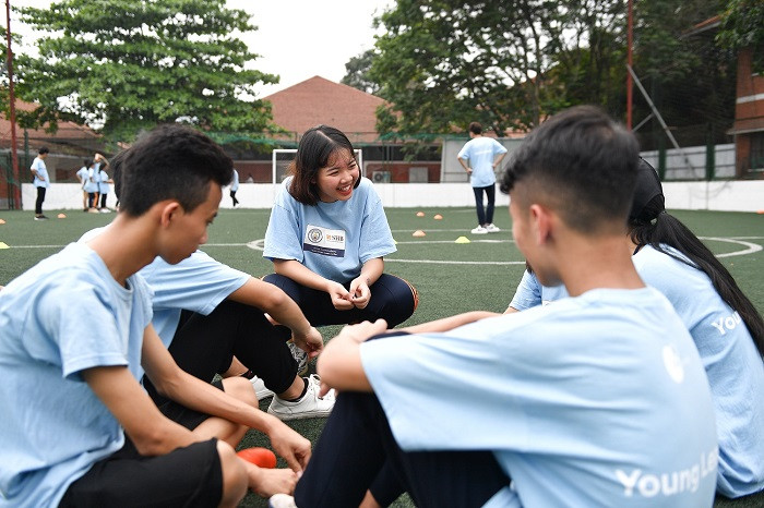 Các tình huống được đưa ra thông qua bóng đá nên rất dễ hiểu và gần gũi, giúp các em hiểu về kỹ năng làm việc nhóm, tinh thần đồng đội và hiểu được một nhà lãnh đạo giỏi cần những tố chất gì. Các tình huống được đưa ra thông qua bóng đá nên rất dễ hiểu và gần gũi, giúp các em hiểu về kỹ năng làm việc nhóm, tinh thần đồng đội và hiểu được một nhà lãnh đạo giỏi cần những tố chất gì.