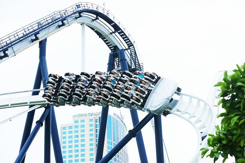 Du khách tham gia chơi trò chơi tàu lượn siêu tốc. Du khách tham gia chơi trò chơi tàu lượn siêu tốc.