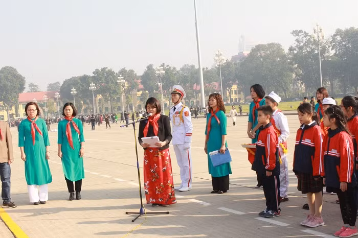 Lễ báo công dâng Bác và Lễ kết nạp đội viên mới cho 200 học sinh khối 4, 5 - Trường tiểu học Lĩnh Nam, tại Quảng trường Ba Đình lịch sử (Ảnh: LN).