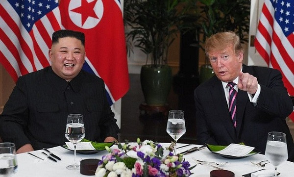 Nhà lãnh đạo Triều Tiên, Kim Jong-un (trái) và Tổng thống Mỹ, Donald Trump cùng nhau ăn tối trước cuộc gặp thượng đỉnh lần 2 tại Hà Nội (Ảnh: Reuters) Nhà lãnh đạo Triều Tiên, Kim Jong-un (trái) và Tổng thống Mỹ, Donald Trump cùng nhau ăn tối trước cuộc gặp thượng đỉnh lần 2 tại Hà Nội (Ảnh: Reuters)