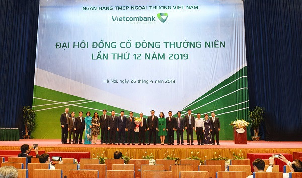 Ban lãnh đạo Vietcombank tặng hoa chúc mừng ông Đỗ Việt Hùng – Vụ trưởng Vụ ổn định tiền tệ Ngân hàng nhà nước Việt Nam được bầu vào Hội đồng quản trị Vietcombank nhiệm kỳ 2018 – 2023. Ban lãnh đạo Vietcombank tặng hoa chúc mừng ông Đỗ Việt Hùng – Vụ trưởng Vụ ổn định tiền tệ Ngân hàng nhà nước Việt Nam được bầu vào Hội đồng quản trị Vietcombank nhiệm kỳ 2018 – 2023.