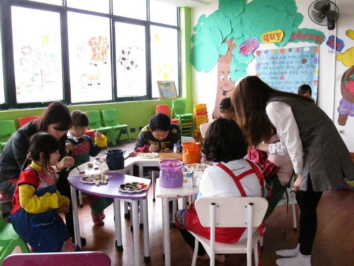 Giờ học Mỹ thuật sáng tạo của các bạn nhỏ với những viên sỏi. Giờ học Mỹ thuật sáng tạo của các bạn nhỏ với những viên sỏi.