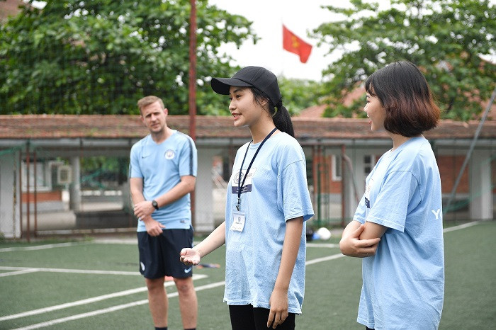 Sau khóa học lần này, Đỗ Thị Phương Anh (mũ đen) đến từ Làng SOS Hải Phòng đã có thể tự tin nói trước đám đông. Sau khóa học lần này, Đỗ Thị Phương Anh (mũ đen) đến từ Làng SOS Hải Phòng đã có thể tự tin nói trước đám đông.