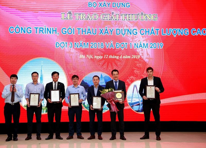 Tập Đoàn BRG và đại diện các nhà thầu thiết kế, giám sát và thi công tổ hợp khách sạn Sheraton Grand Đà Nẵng resort nhận bằng khen giải thưởng của Bộ Xây Dựng. Tập Đoàn BRG và đại diện các nhà thầu thiết kế, giám sát và thi công tổ hợp khách sạn Sheraton Grand Đà Nẵng resort nhận bằng khen giải thưởng của Bộ Xây Dựng.