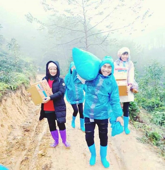 Không quản ngại giá lạnh hay mưa lũ cô Bình (thứ nhất bên trái) vẫn luôn mong muốn tổ chức nhiều những chuyến thiện nguyện tới nơi khó khăn. Ảnh: NB Không quản ngại giá lạnh hay mưa lũ cô Bình (thứ nhất bên trái) vẫn luôn mong muốn tổ chức nhiều những chuyến thiện nguyện tới nơi khó khăn. Ảnh: NB