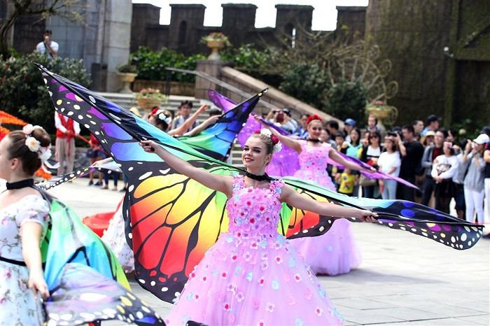 Vũ công Châu Âu biểu diễn tại Sun World Ba Na Hills. Vũ công Châu Âu biểu diễn tại Sun World Ba Na Hills.