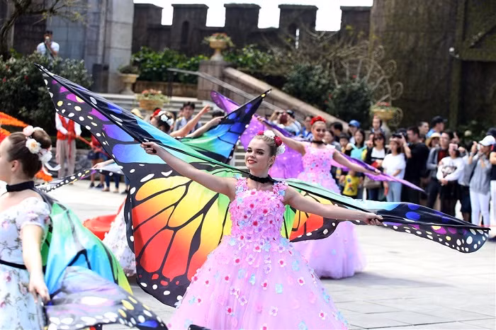 Vũ công Châu Âu biểu diễn tại Sun World Ba Na Hills.