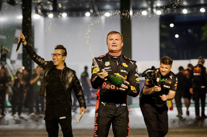 Tay đua huyền thoại David Coulthard cùng Đội đua Aston Martin Red Bull sẽ có màn trình diễn hấp dẫn tại sự kiện.