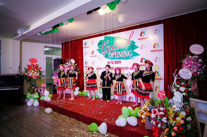 Hình ảnh các bé biểu diễn Môn Hát. Hình ảnh các bé biểu diễn Môn Hát.