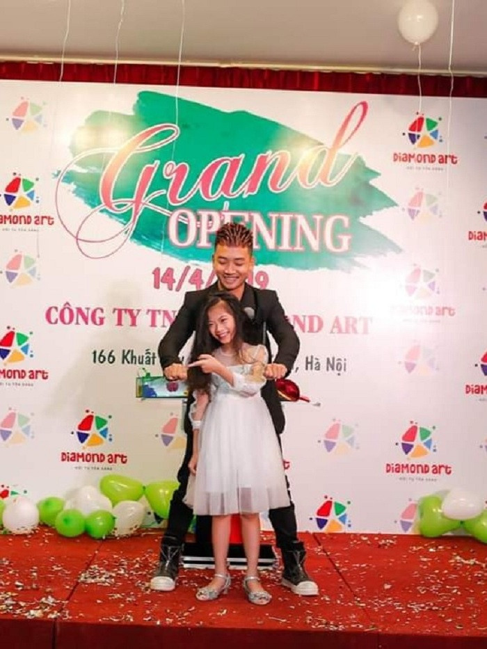 Giảng viên Ảo thuật gia Duy Nguyễn cùng học trò đang biểu diễn trên sân khấu. Giảng viên Ảo thuật gia Duy Nguyễn cùng học trò đang biểu diễn trên sân khấu.