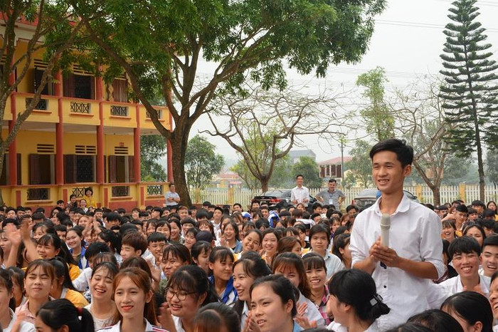 Các em học sinh đã đặt rất nhiều câu hỏi về kỹ năng sống, chọn nghề khi tốt nghiệp trung học phổ thông, biện pháp giải tỏa tâm lý khi đứng trước những khó khăn. Ảnh: Công Tiến