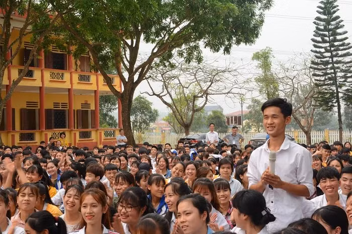 Các em học sinh đã đặt rất nhiều câu hỏi về kỹ năng sống, chọn nghề khi tốt nghiệp trung học phổ thông, biện pháp giải tỏa tâm lý khi đứng trước những khó khăn. Ảnh: Công Tiến
