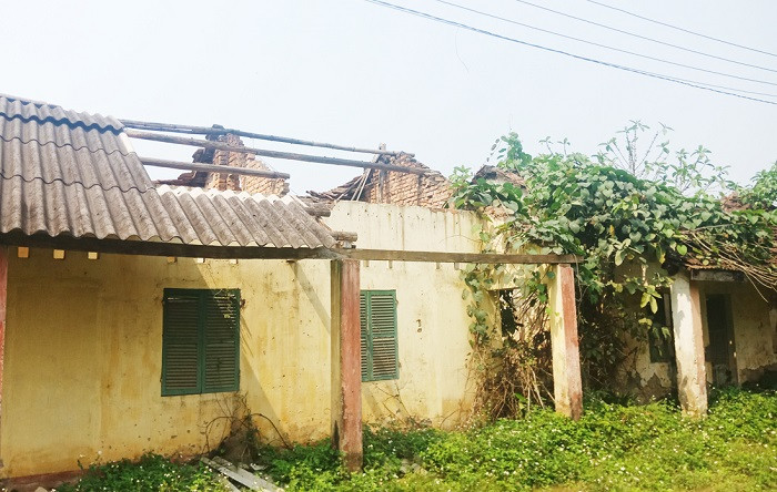 Những ngôi nhà đang sập đổ cùng mưa nắng. Những ngôi nhà đang sập đổ cùng mưa nắng.