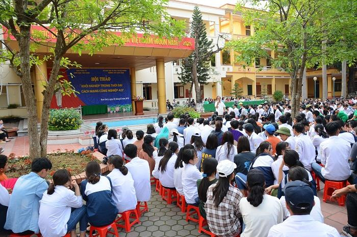 Buổi hội thảo thu hút sự chú ý lắng nghe của hơn 2.000 thầy cô giáo, học sinh từ giây phút đầu tiên khi Giáo sư, Nhà giáo nhân dân Nguyễn Lân Dũng chia sẻ. Ảnh: Công Tiến Buổi hội thảo thu hút sự chú ý lắng nghe của hơn 2.000 thầy cô giáo, học sinh từ giây phút đầu tiên khi Giáo sư, Nhà giáo nhân dân Nguyễn Lân Dũng chia sẻ. Ảnh: Công Tiến