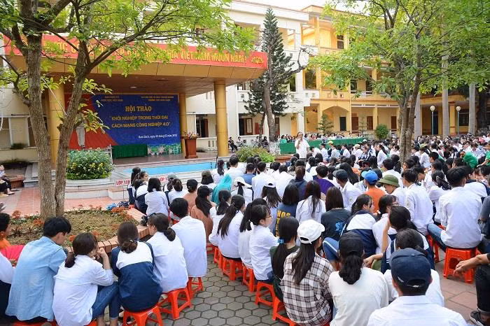 Buổi hội thảo thu hút sự chú ý lắng nghe của hơn 2.000 thầy cô giáo, học sinh từ giây phút đầu tiên khi Giáo sư, Nhà giáo nhân dân Nguyễn Lân Dũng chia sẻ. Ảnh: Công Tiến