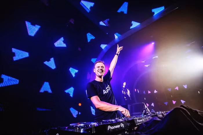 Khán giả Việt Nam sẽ được trải nghiệm giải trí đỉnh cao với màn trình diễn đẳng cấp từ Armin Van Buuren - DJ duy nhất có 5 lần được trao tặng danh hiệu DJ Số 1 Thế giới.