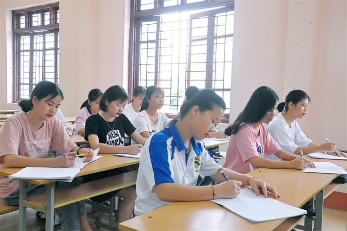 Hiện nay, lớp học tiếng Anh miễn phí đã thu hút hàng trăm sinh viên theo học và duy trì học 2 buổi trong một tuần. Ảnh: daihoctantrao.edu.vn Hiện nay, lớp học tiếng Anh miễn phí đã thu hút hàng trăm sinh viên theo học và duy trì học 2 buổi trong một tuần. Ảnh: daihoctantrao.edu.vn
