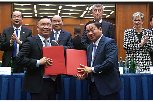 Hai Thủ tướng chứng kiến việc trao thỏa thuận hợp tác giữa hai bên. Ảnh: VGP/Quang Hiếu Hai Thủ tướng chứng kiến việc trao thỏa thuận hợp tác giữa hai bên. Ảnh: VGP/Quang Hiếu