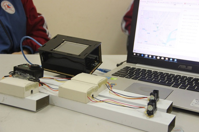 Sáng chế: E - Mart thiết bị thu thập thông tin đường đi và chia sẻ dữ liệu giao thông đường bộ” có sự góp sức của nữ sinh Vũ Khánh Thu (chuyên khoa học xã hội). Ảnh: QN Sáng chế: E - Mart thiết bị thu thập thông tin đường đi và chia sẻ dữ liệu giao thông đường bộ” có sự góp sức của nữ sinh Vũ Khánh Thu (chuyên khoa học xã hội). Ảnh: QN