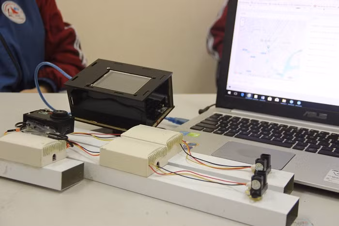 Sáng chế: E - Mart thiết bị thu thập thông tin đường đi và chia sẻ dữ liệu giao thông đường bộ” có sự góp sức của nữ sinh Vũ Khánh Thu (chuyên khoa học xã hội). Ảnh: QN Sáng chế: E - Mart thiết bị thu thập thông tin đường đi và chia sẻ dữ liệu giao thông đường bộ” có sự góp sức của nữ sinh Vũ Khánh Thu (chuyên khoa học xã hội). Ảnh: QN