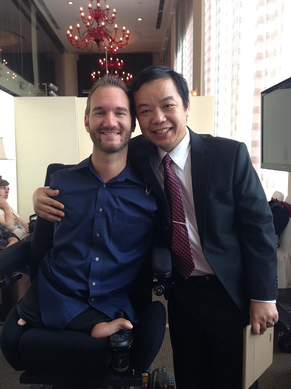 Anh Phước ôm Nick Vujicic chuẩn bị diễn thuyết ở sân vận động Mỹ Đình, Hà Nội, Việt Nam trong chương trình Hạt Giống Tâm Hồn - Đừng Bao Giờ Từ Bỏ Khát Vọng. Trong chương trình văn hoá lớn này, anh Phước và team First News, đơn vị mời Nick về, hoàn toàn ẩn danh, ẩn sau ánh đèn sân khấu.