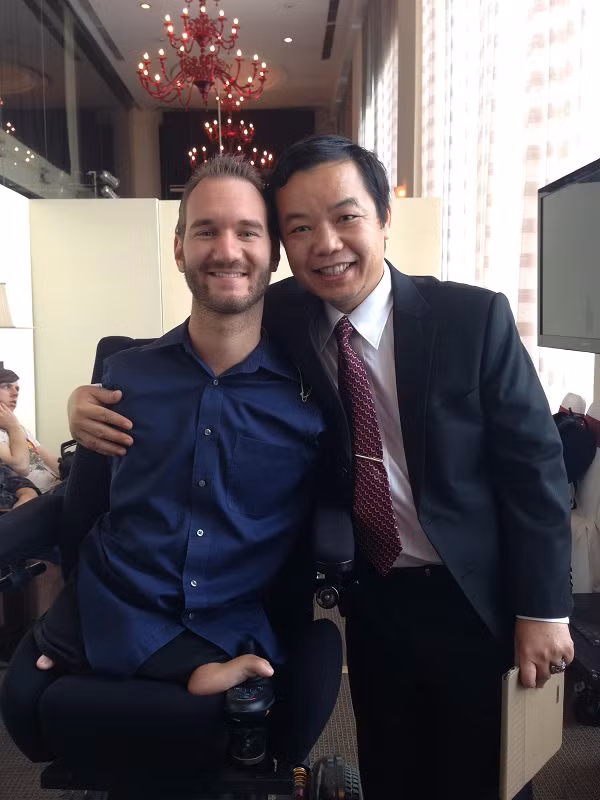 Anh Phước ôm Nick Vujicic chuẩn bị diễn thuyết ở sân vận động Mỹ Đình, Hà Nội, Việt Nam trong chương trình Hạt Giống Tâm Hồn - Đừng Bao Giờ Từ Bỏ Khát Vọng. Trong chương trình văn hoá lớn này, anh Phước và team First News, đơn vị mời Nick về, hoàn toàn ẩn danh, ẩn sau ánh đèn sân khấu.