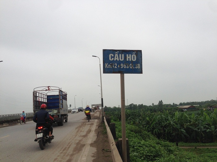 Cầu Hồ nơi xảy ra vụ việc đáng tiếc nữ sinh V.A nhảy cầu tự vẫn. Ảnh: CT