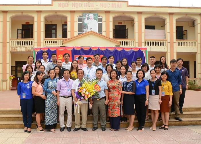 Thầy cô Trường trung học phổ thông Mỹ Văn vui vẻ cảm ơn và chụp ảnh lưu niệm cùng thầy Nguyễn Lân Dũng vì đã mang tới nhiều thông tin bổ ích. Ảnh: Công Tiến