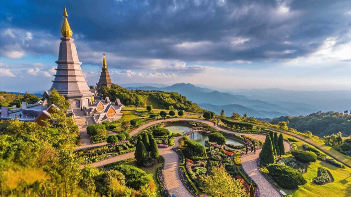 Con đường dẫn lên Doi Suthep làm mãn nhãn bất kỳ ai thích đi bộ hay lái xe ngắm cảnh với không gian xanh yên bình và mát mẻ. Con đường dẫn lên Doi Suthep làm mãn nhãn bất kỳ ai thích đi bộ hay lái xe ngắm cảnh với không gian xanh yên bình và mát mẻ.
