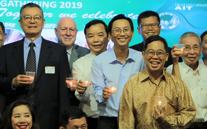 Ông Nguyễn Văn Phước cùng những cựu học viên của AIT. Ông Nguyễn Văn Phước cùng những cựu học viên của AIT.